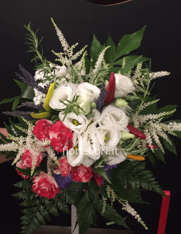Bouquet con fiori bianchi e piante officinali