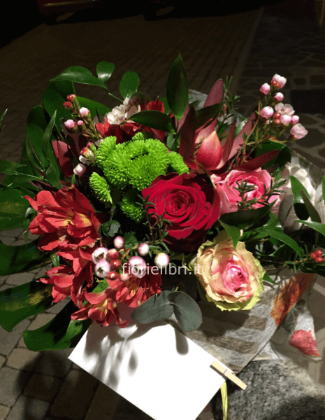 Bouquet di rose e fiori colorati sul rosso