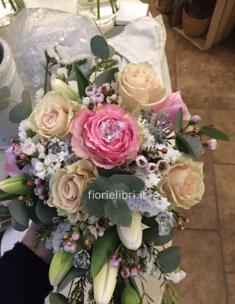 Bouquet colorato con rose e tulipani