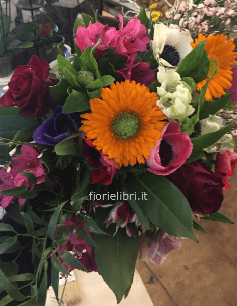 Cesto di fiori primaverili