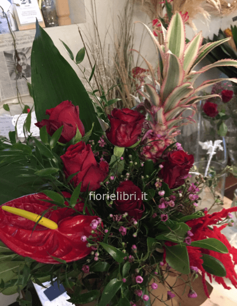 Rose rosse con fiori tropicali