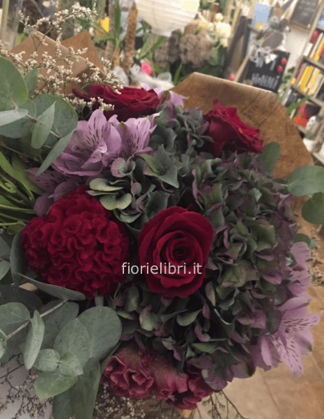 Bouquet colorato di fiori assortiti