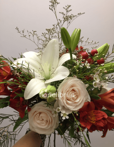 Mazzo di lilium bianco e rose