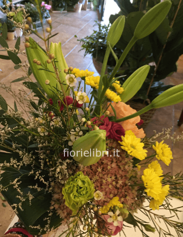 Mazzo di lilium e fiori country