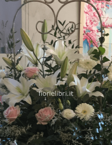 Mazzo di fiori di lilium e rose bianche o chiare