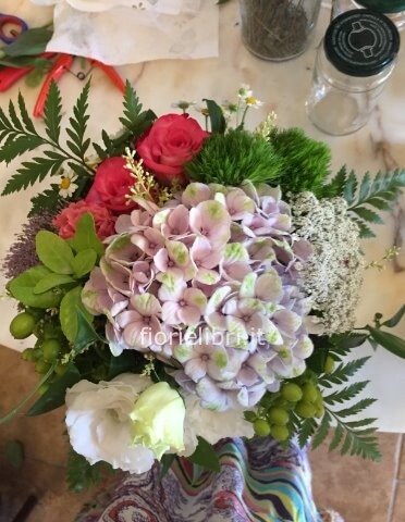 Bouquet fiorito composto da rose, altri fiori e verde pregiato. Colori da concordare