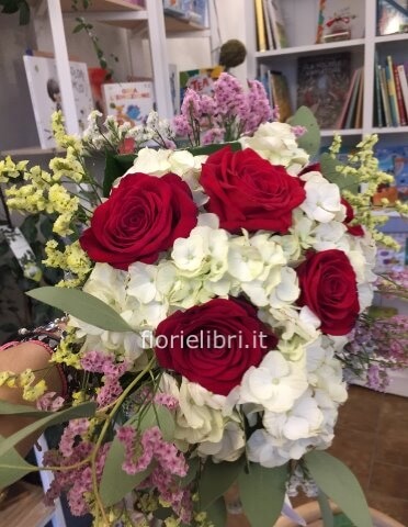 Bouquet di rose e fiori bianchi