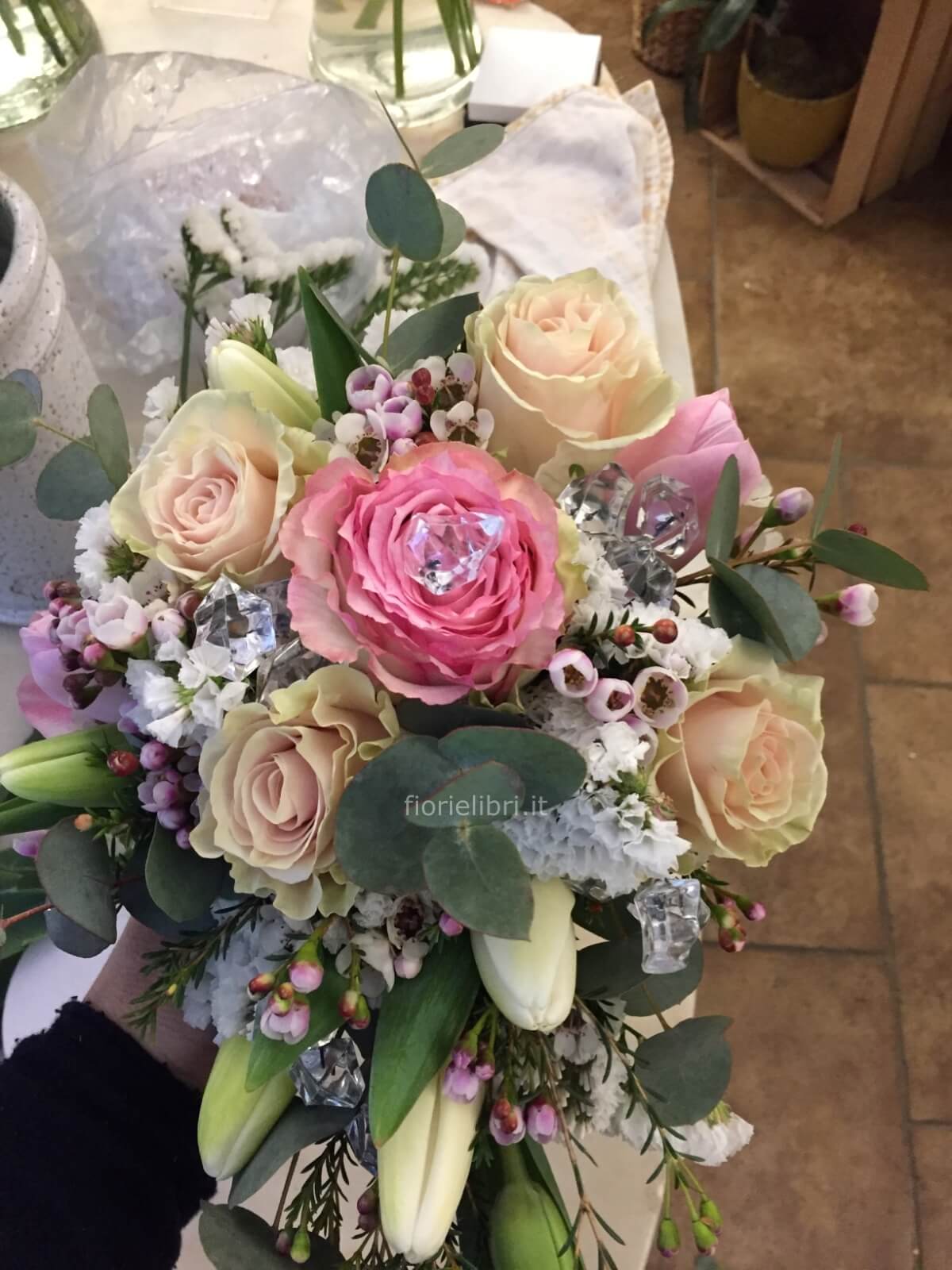 Bouquet colorato con rose e tulipani